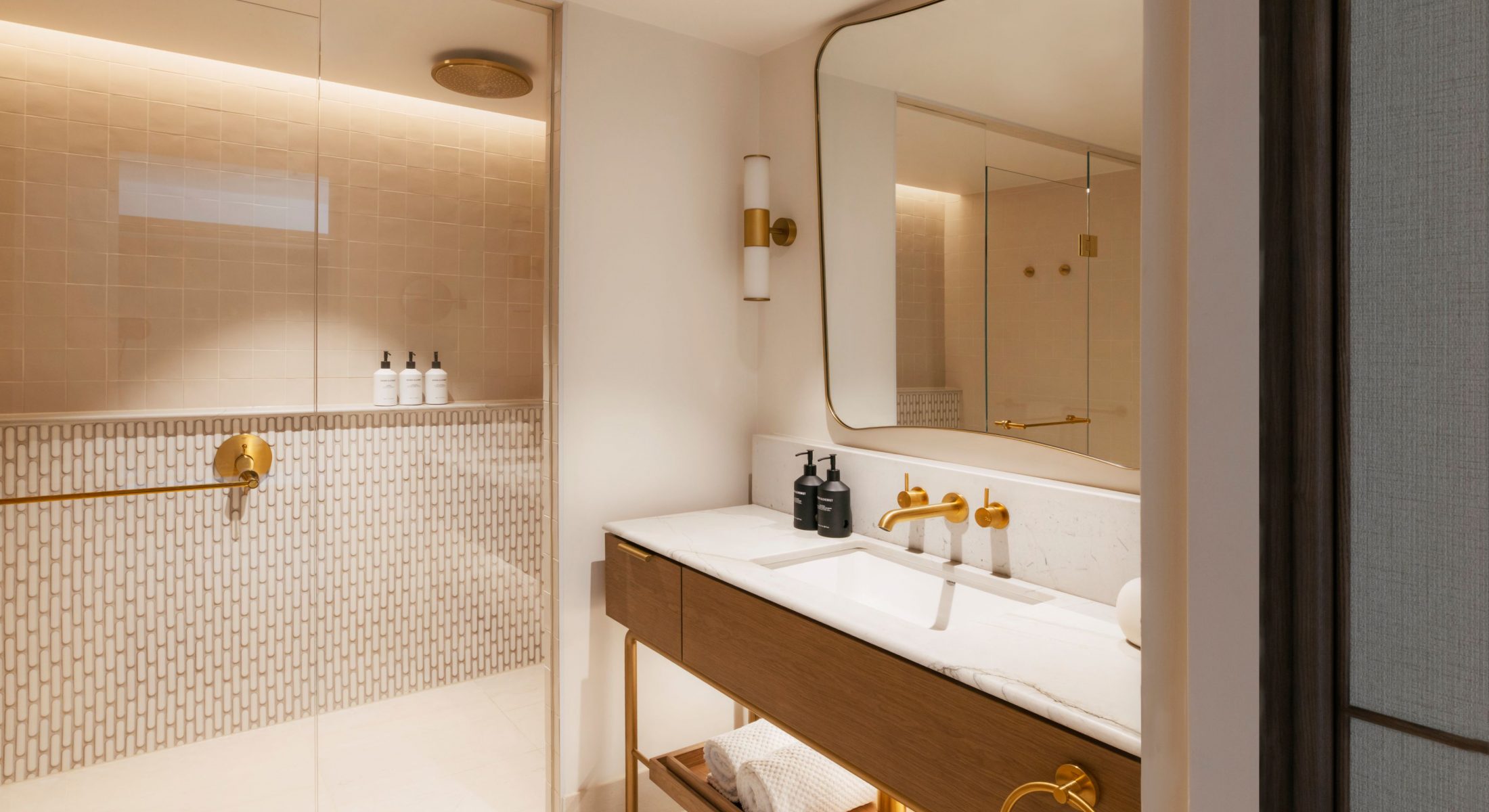 Poolside Junior Suite King Bathroom